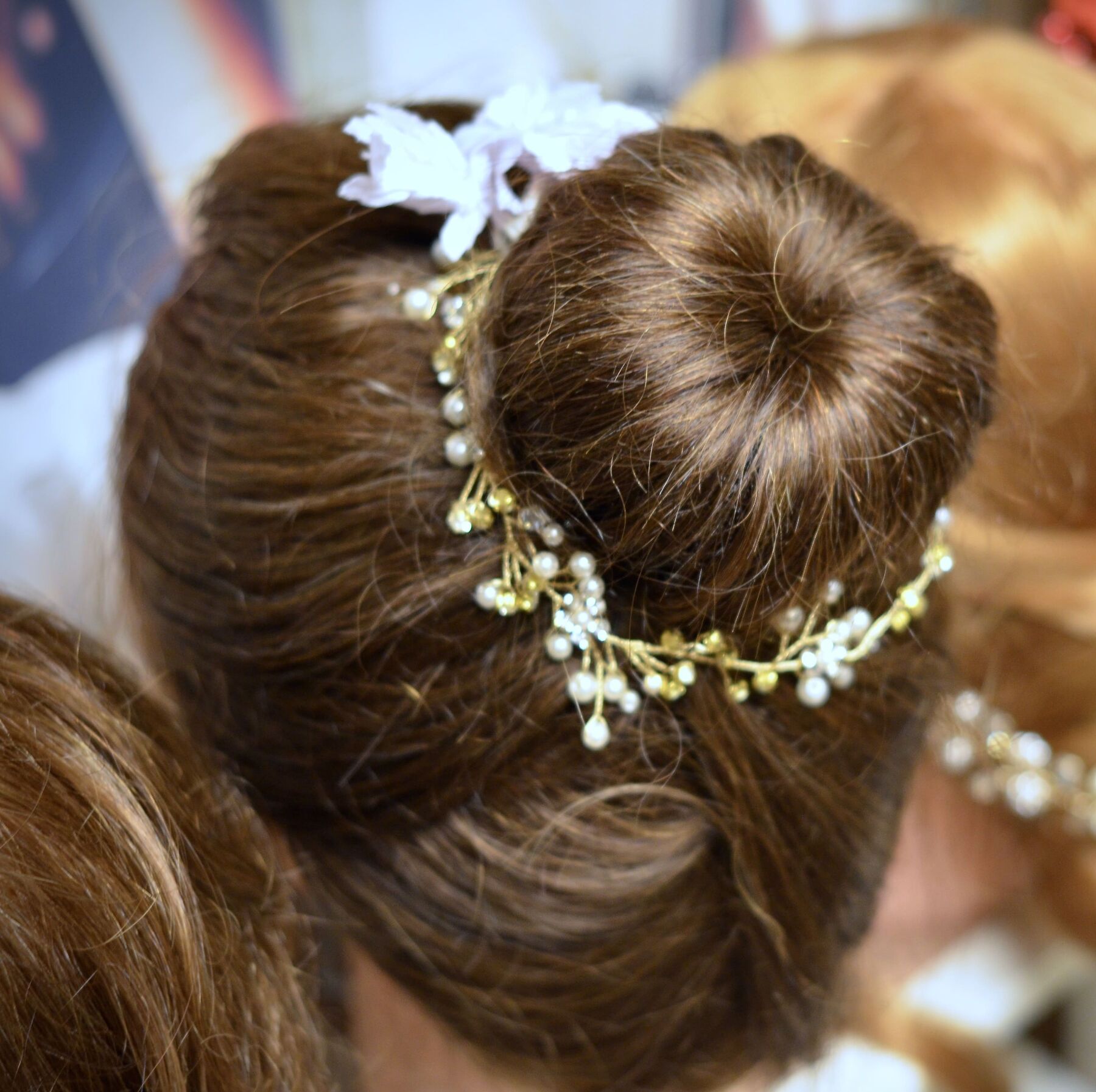 Opgestoken bruidskapsel met haarsieraad