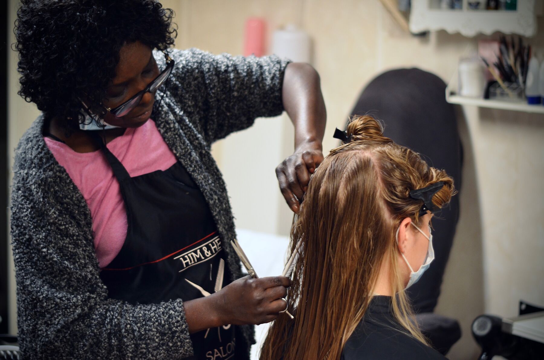 Kapster knipt lang haar in de salon