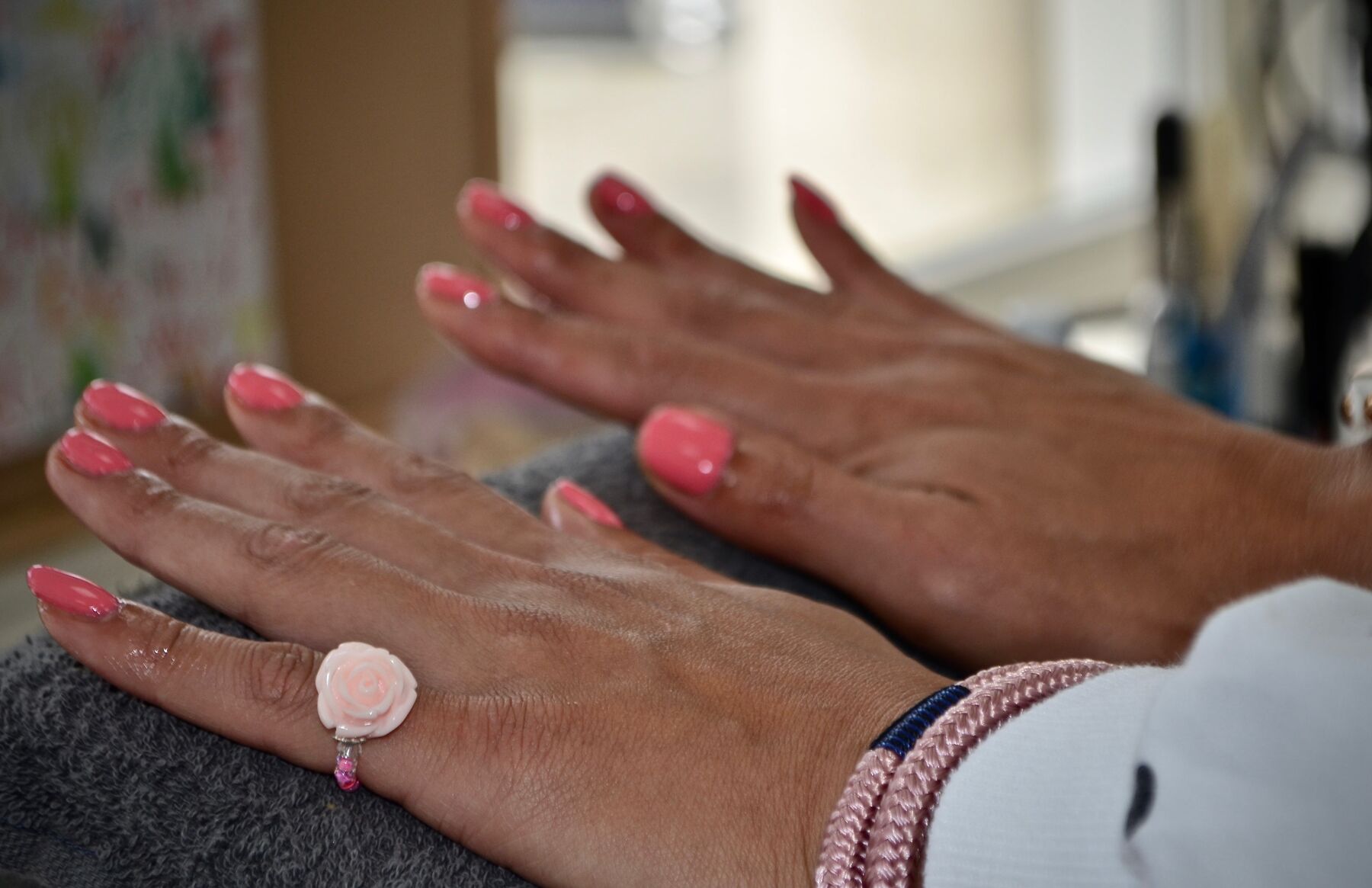 Verzorgde handen met roze gellak