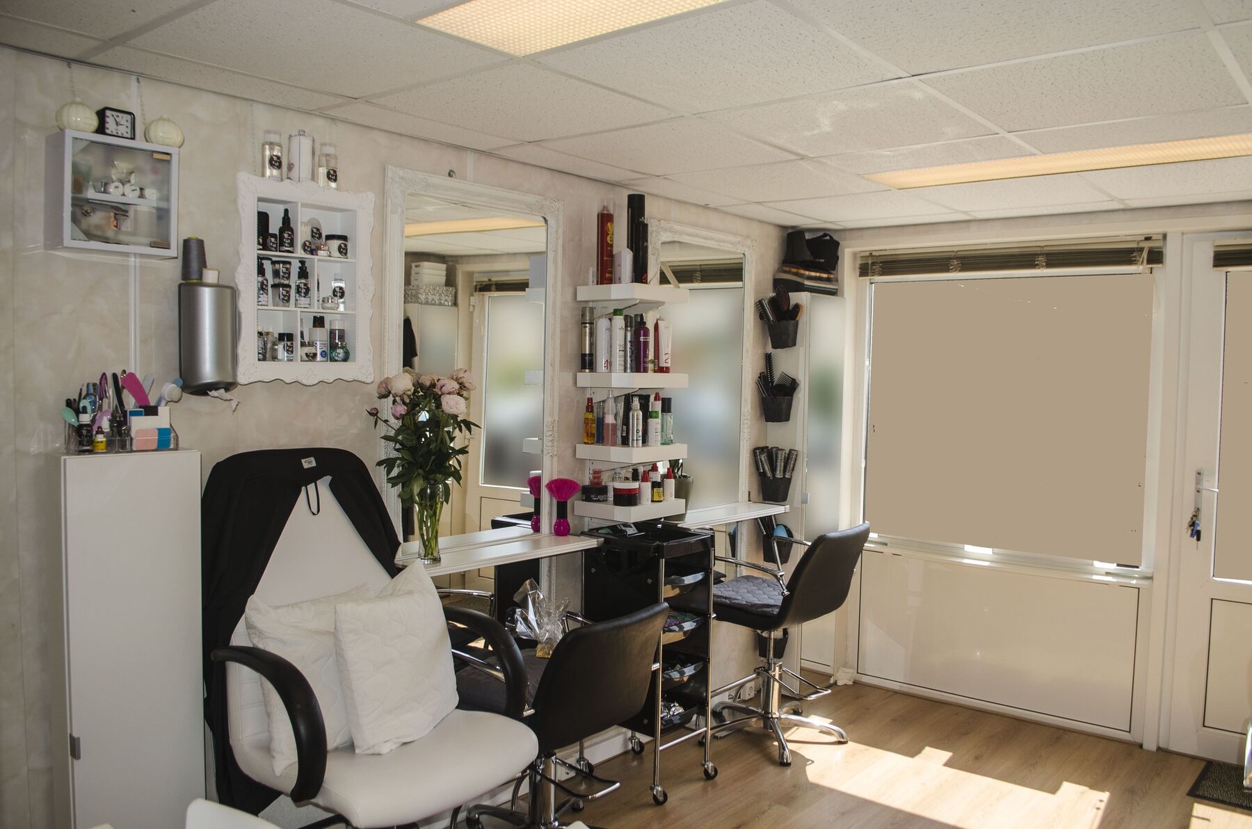 De lichte salon van HIM & HER in Diemen Noord